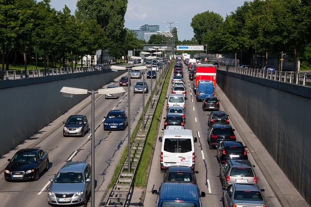 Im Straßenverkehr der Großstadt finden Elektroautos am ehesten Verwendung.